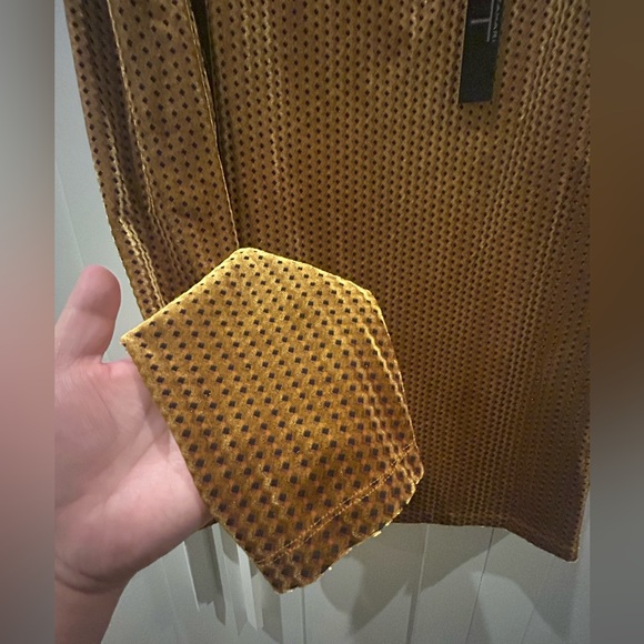 Tahari Women’s Gold Metallic Polka Dot Velvet Long Sleeve Blouse - New Condition - Picture 3 of 6